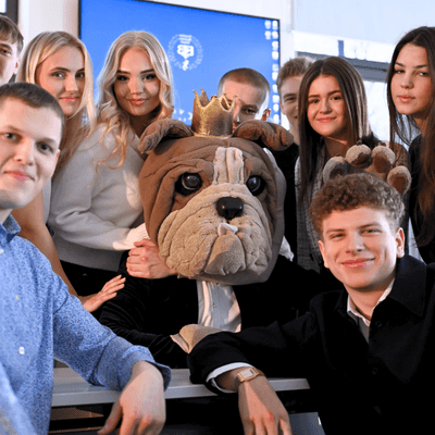 EBS Gümnaasiumi noored maskotiga