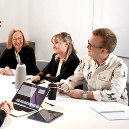 EBS Bachelor's students with lecturer