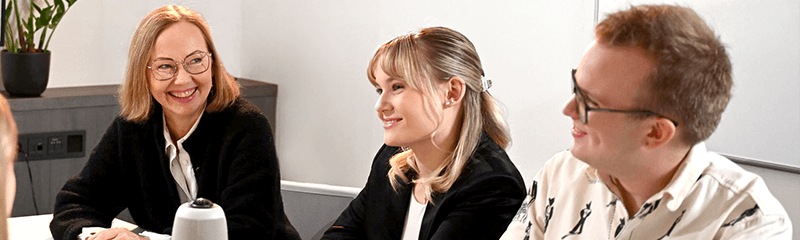 EBS Bachelor's students on computer