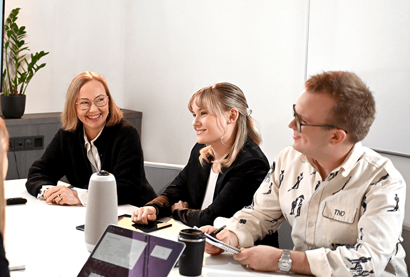 EBS Bachelor's students on computer